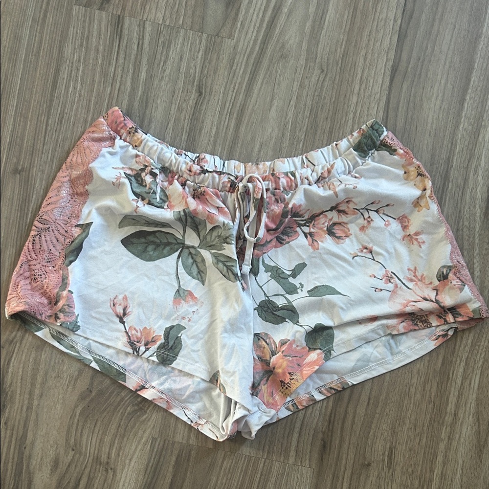 La Vie En Rose Floral Lace-Trim Shorts